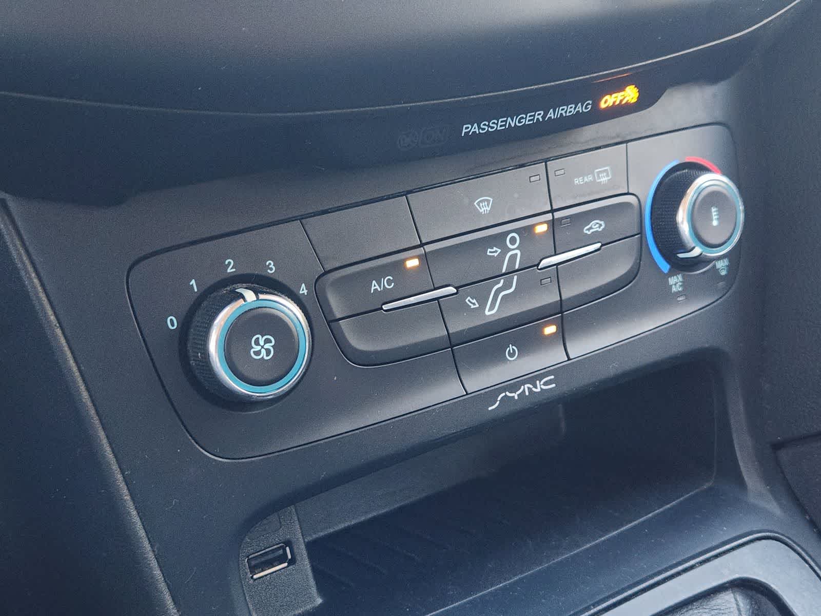 Thumbnail: 2015 Ford Focus - 20