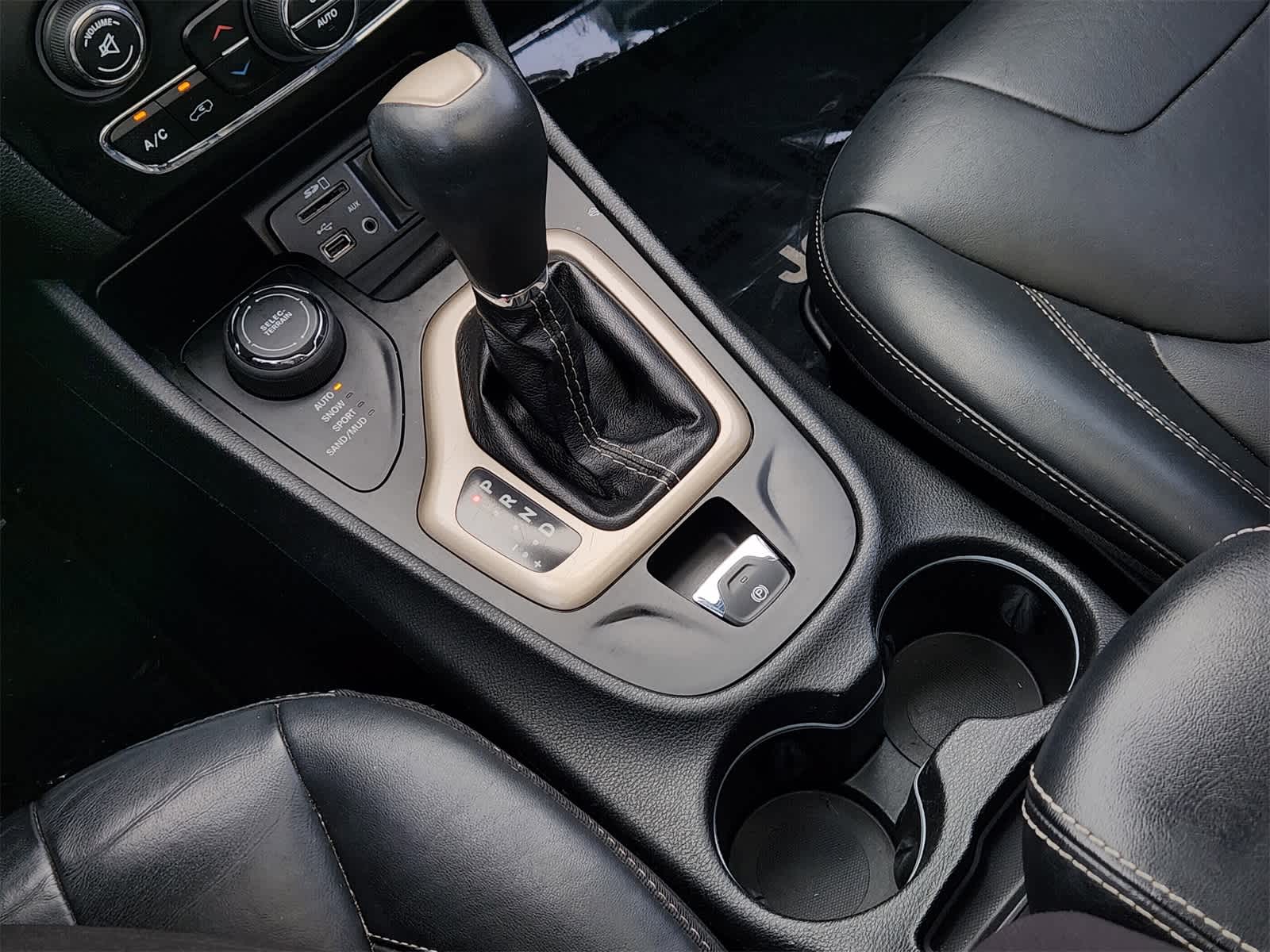 Thumbnail: 2016 Jeep Cherokee - 19