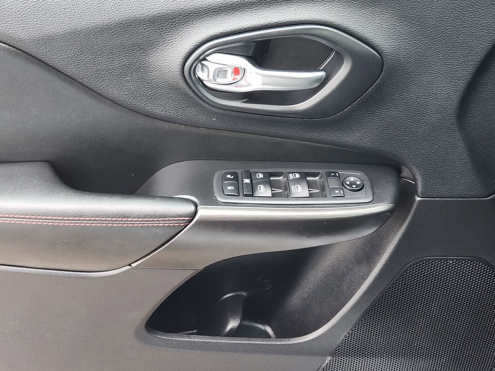 Thumbnail: 2020 Jeep Cherokee - 23