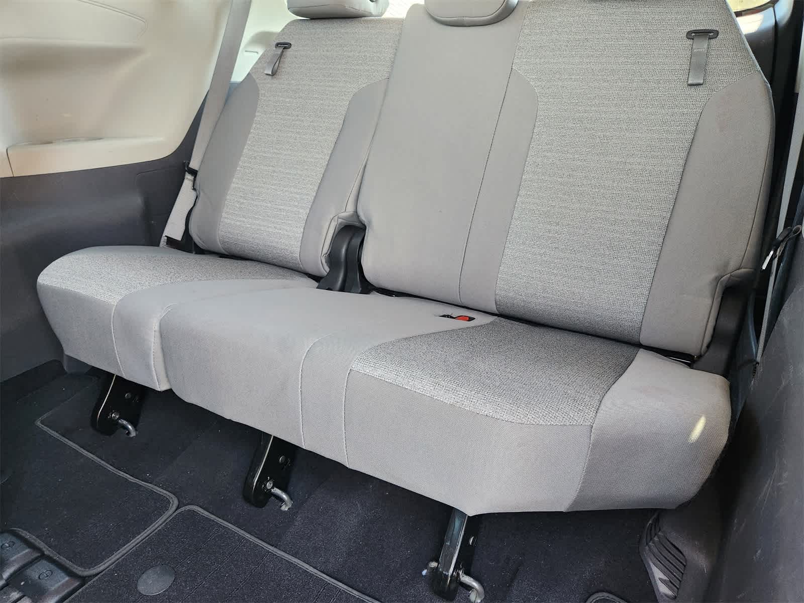 Thumbnail: 2022 Toyota Sienna - 29