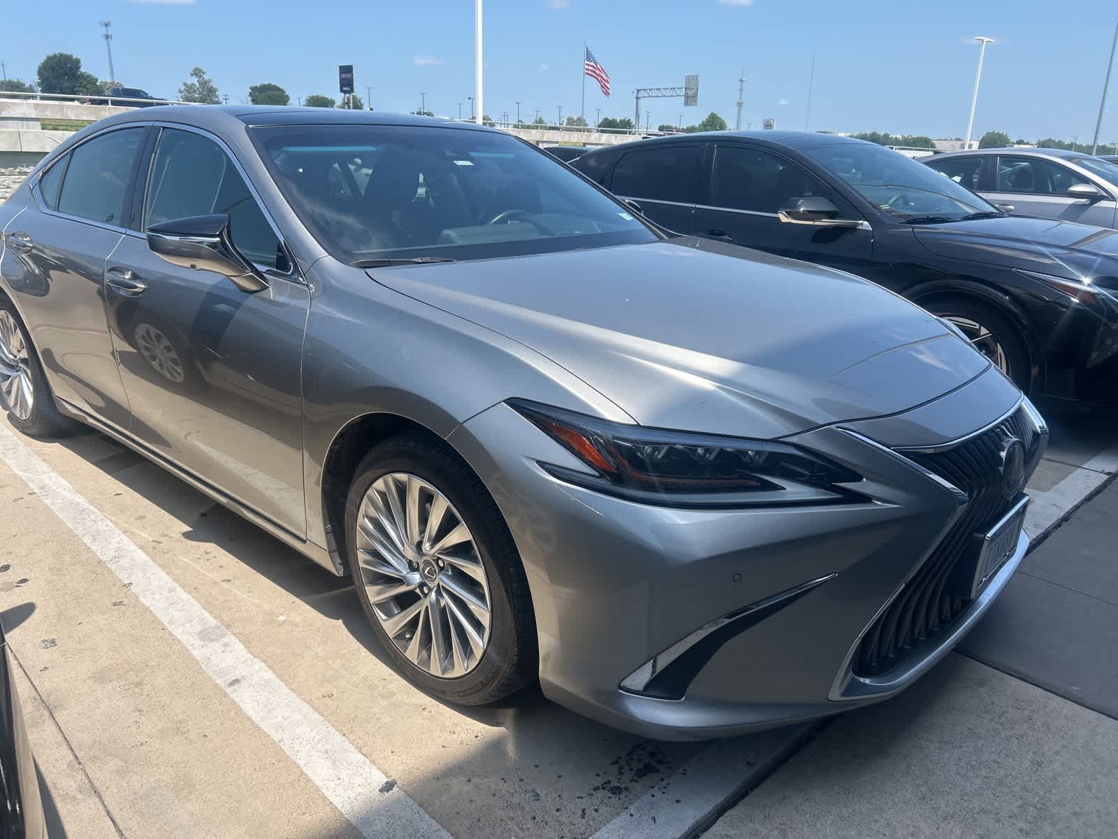 Thumbnail: 2020 Lexus ES - 3