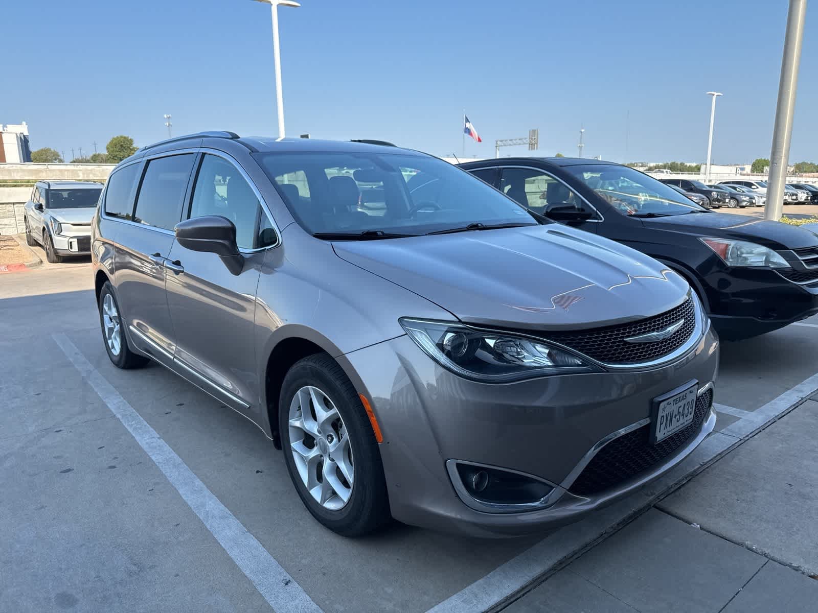 Thumbnail: 2018 Chrysler Pacifica - 3