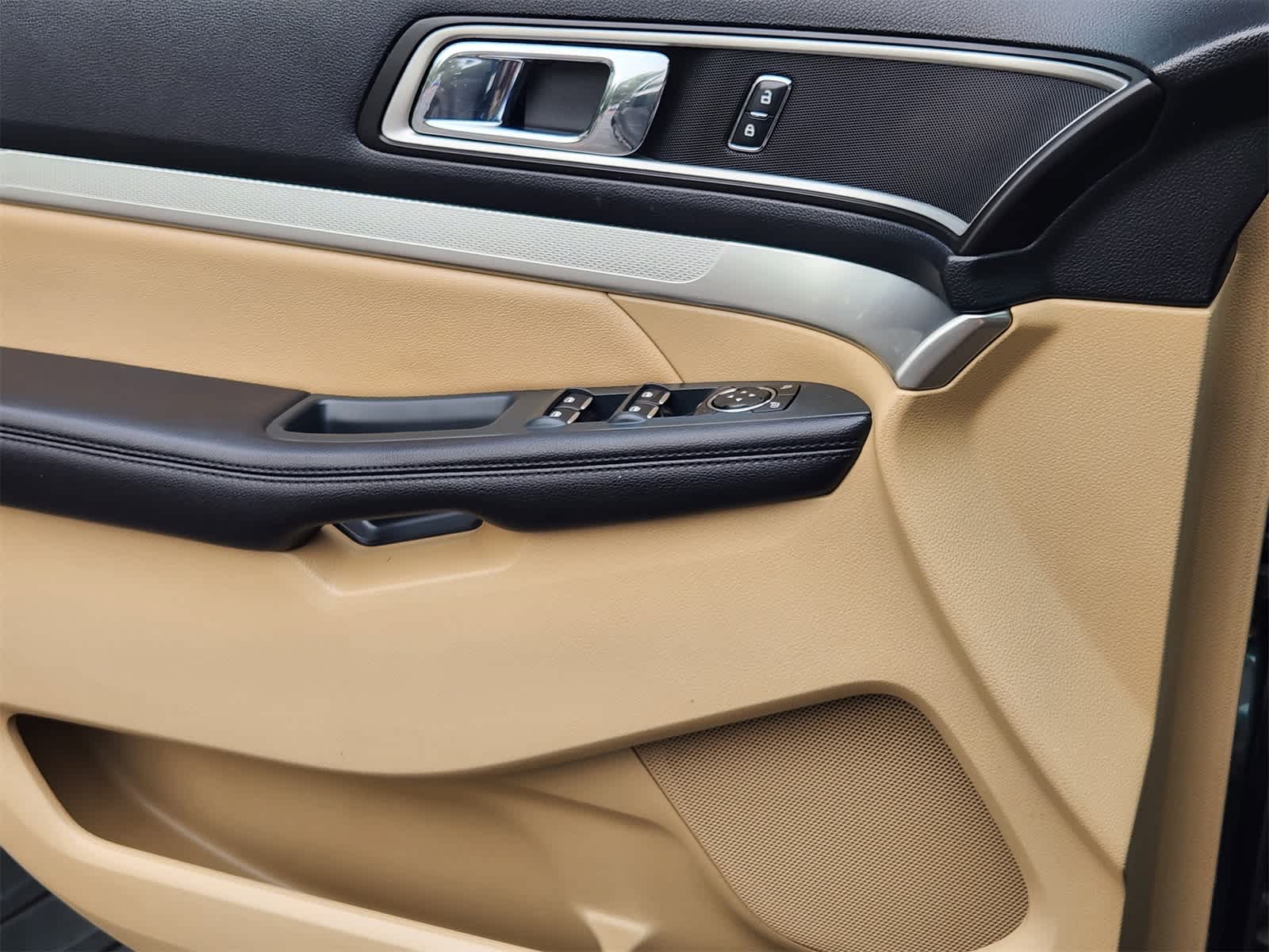 Thumbnail: 2016 Ford Explorer - 21