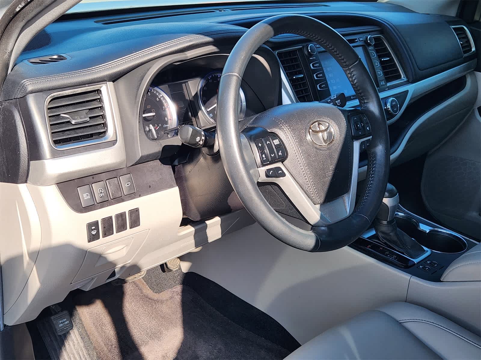 Thumbnail: 2019 Toyota Highlander - 2