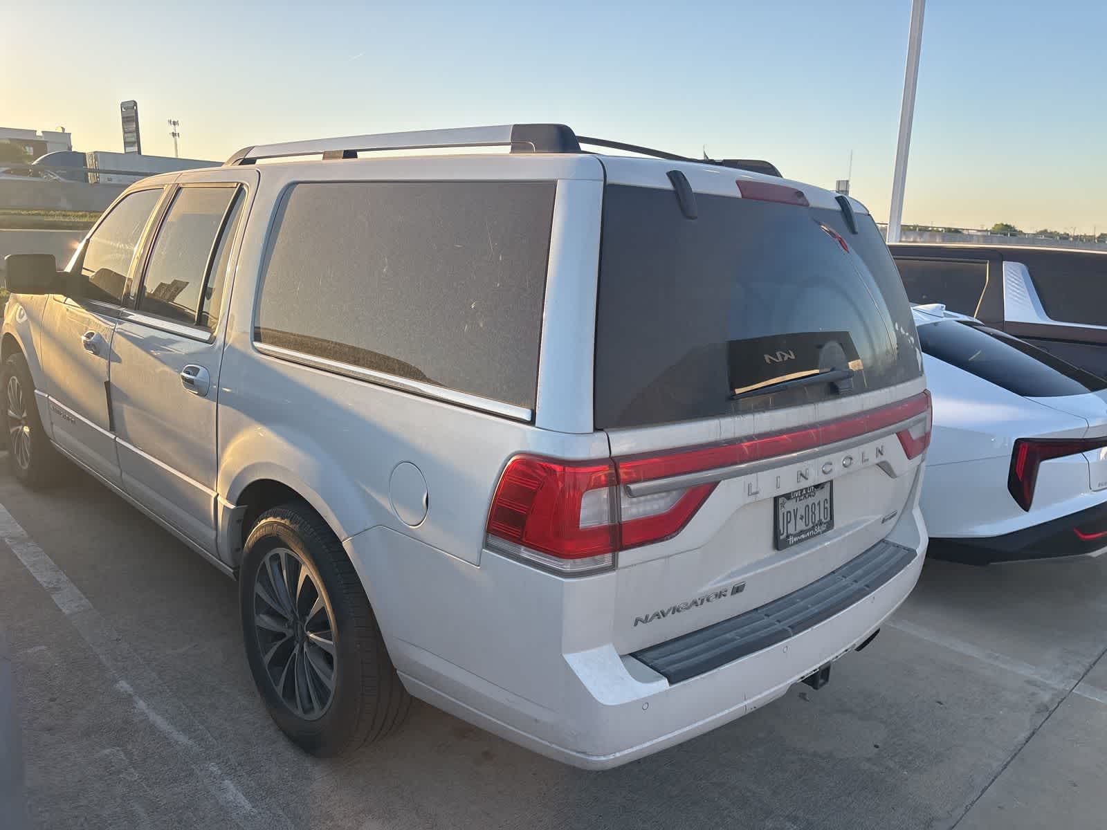 Thumbnail: 2016 Lincoln Navigator L - 8