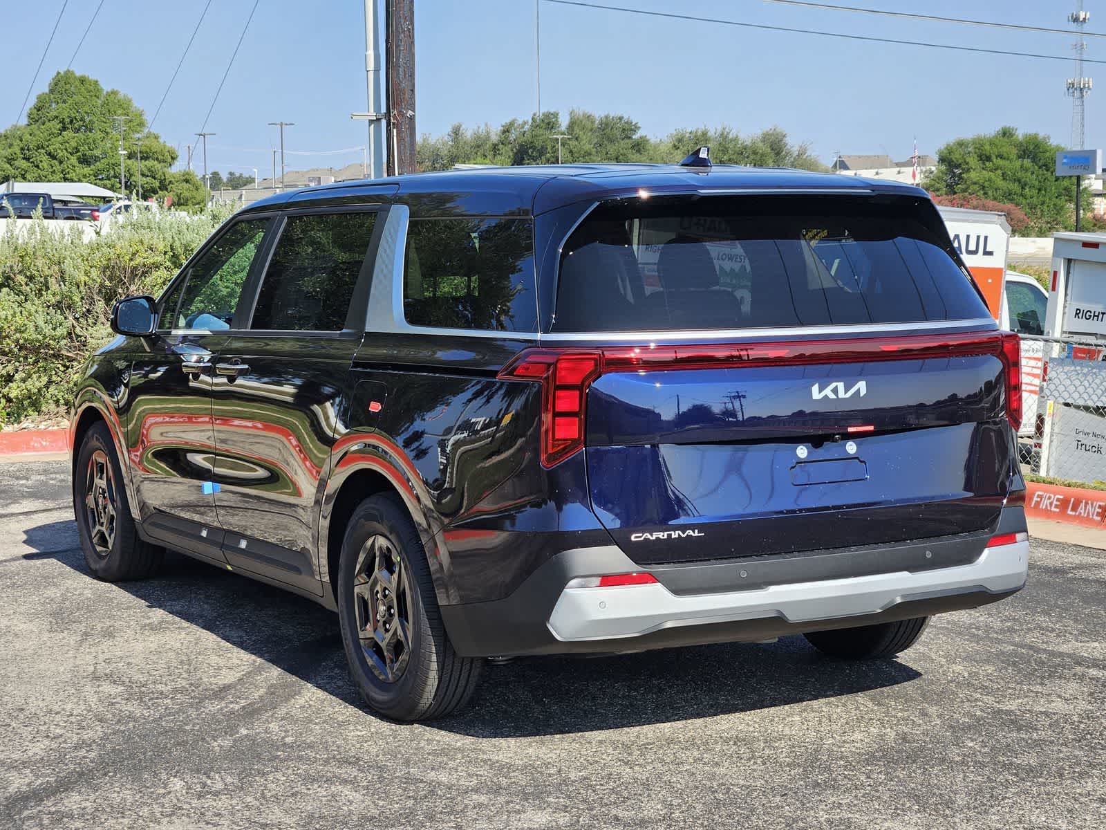 2027 Kia Carnival LXS - Photo 4
