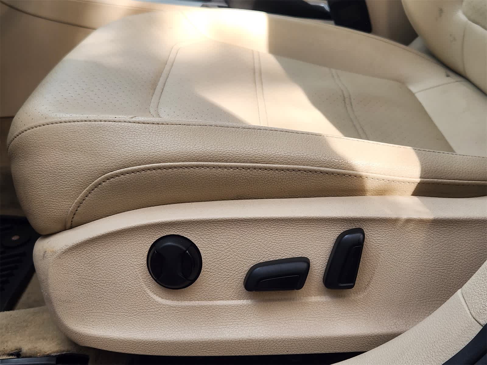 Thumbnail: 2013 Volkswagen Passat - 21