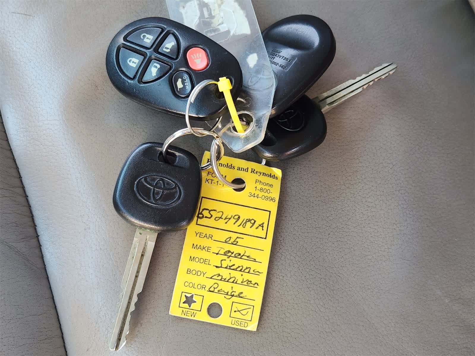 Thumbnail: 2005 Toyota Sienna - 33