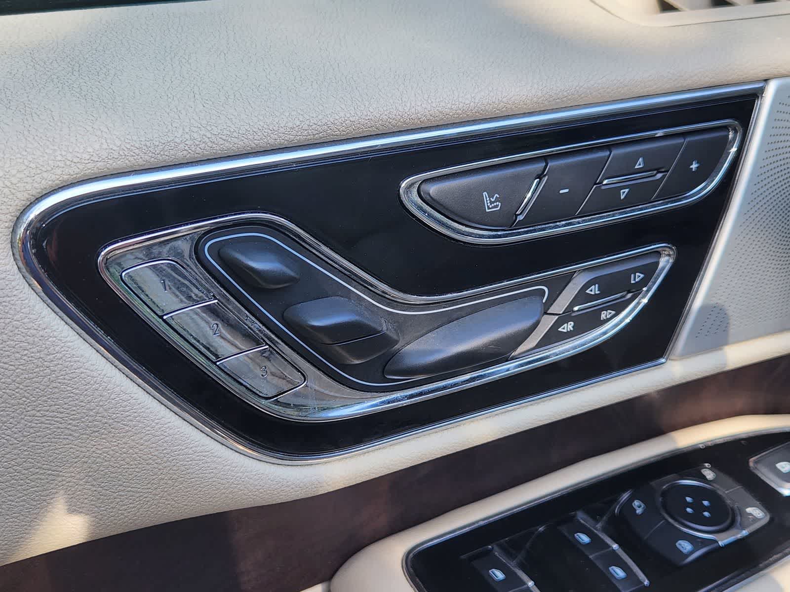 Thumbnail: 2020 Lincoln Navigator - 24