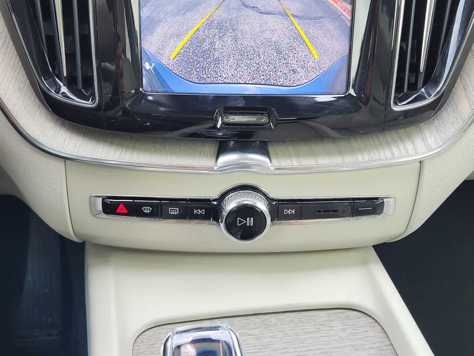 Thumbnail: 2023 Volvo XC60 - 17