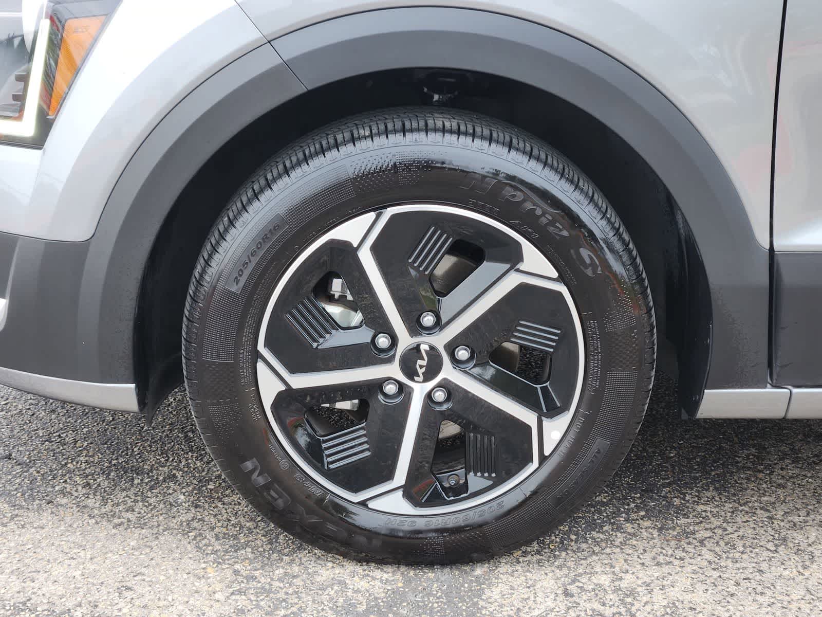 Thumbnail: 2024 Kia Niro - 9