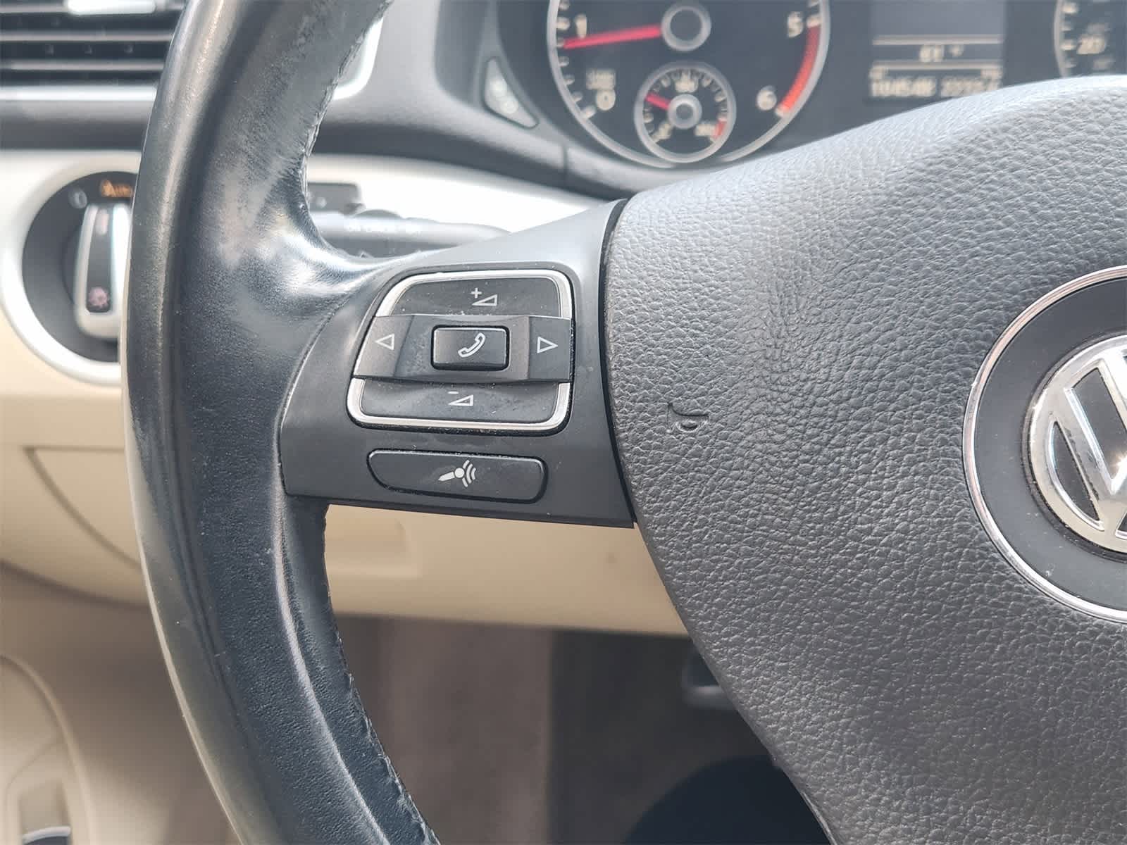 Thumbnail: 2013 Volkswagen Passat - 25