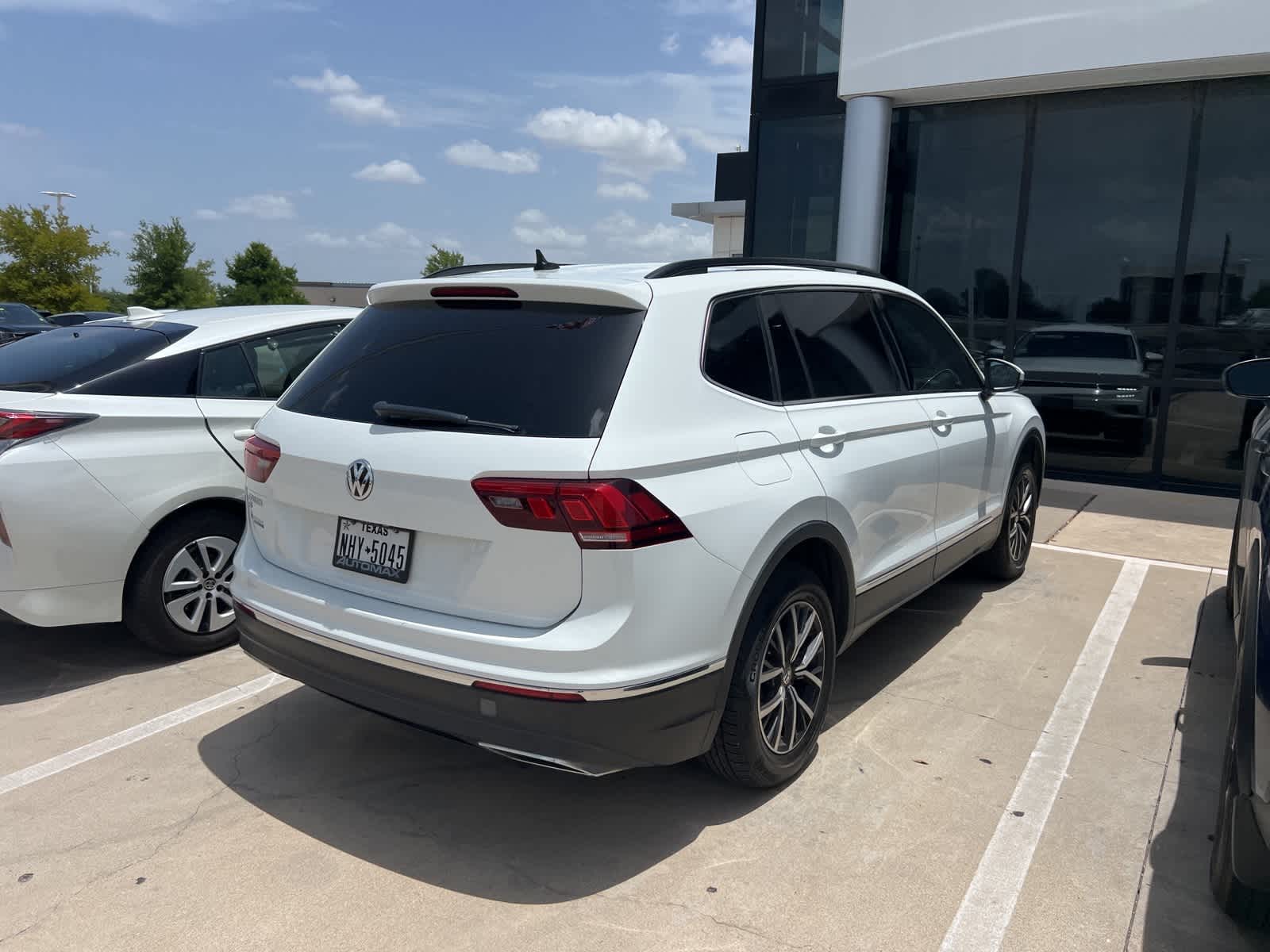 Thumbnail: 2020 Volkswagen Tiguan - 4