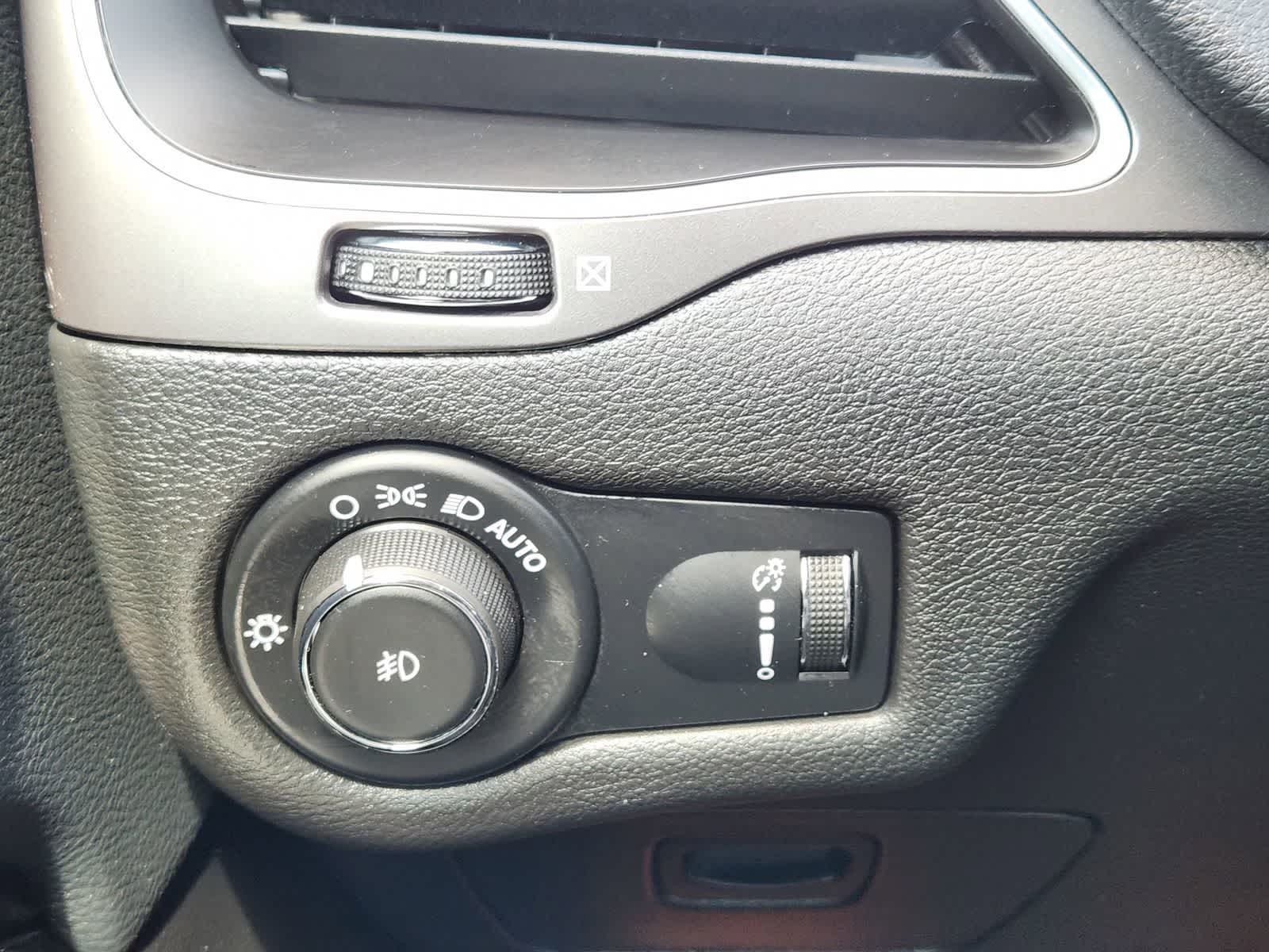 Thumbnail: 2019 Jeep Cherokee - 20