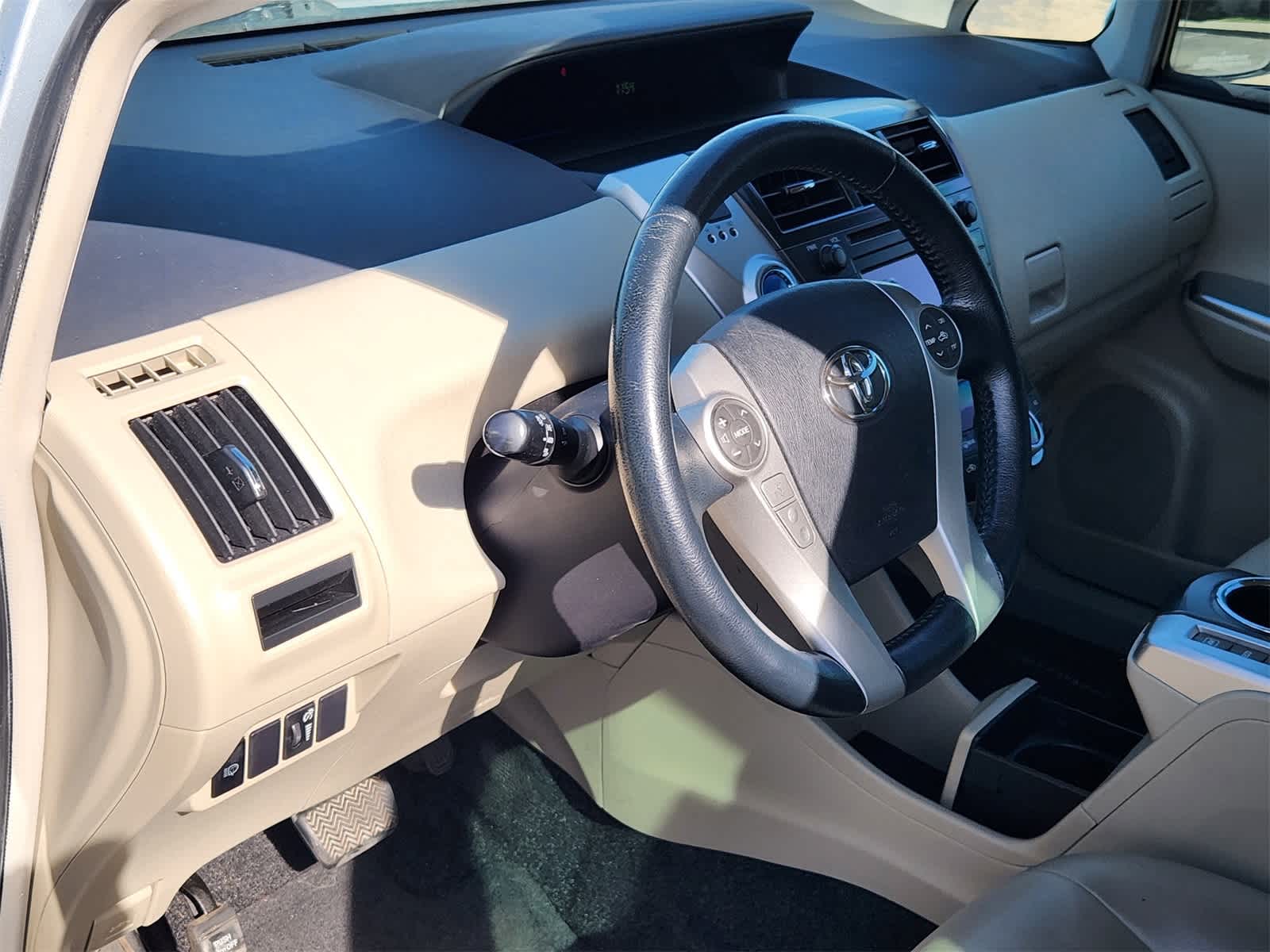 Thumbnail: 2014 Toyota Prius v - 2