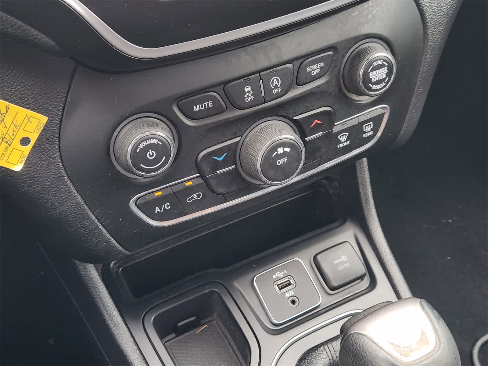 Thumbnail: 2019 Jeep Cherokee - 18