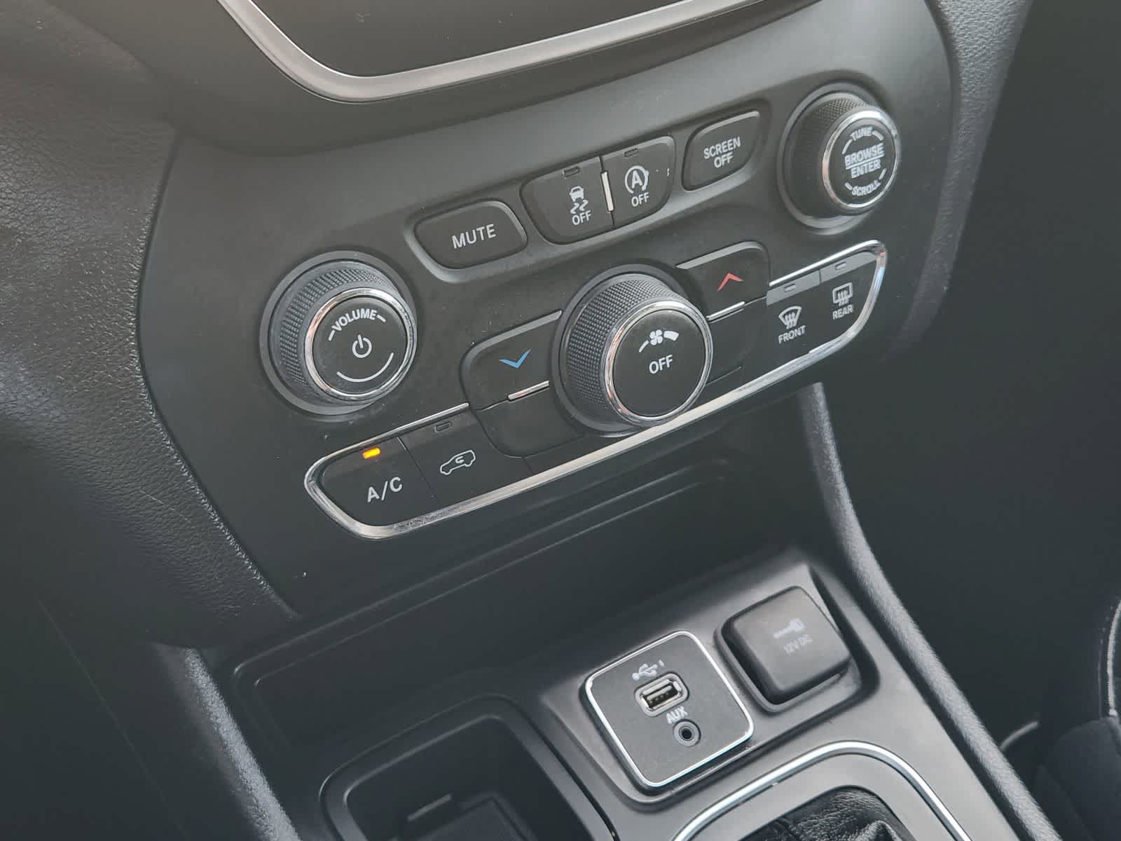 Thumbnail: 2019 Jeep Cherokee - 18