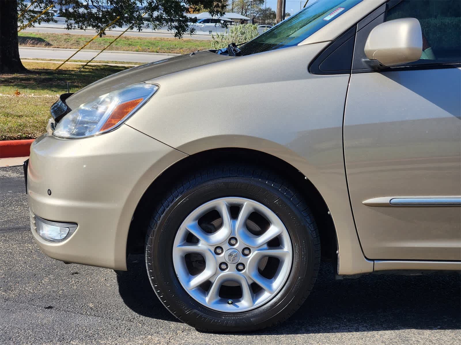 Thumbnail: 2005 Toyota Sienna - 8