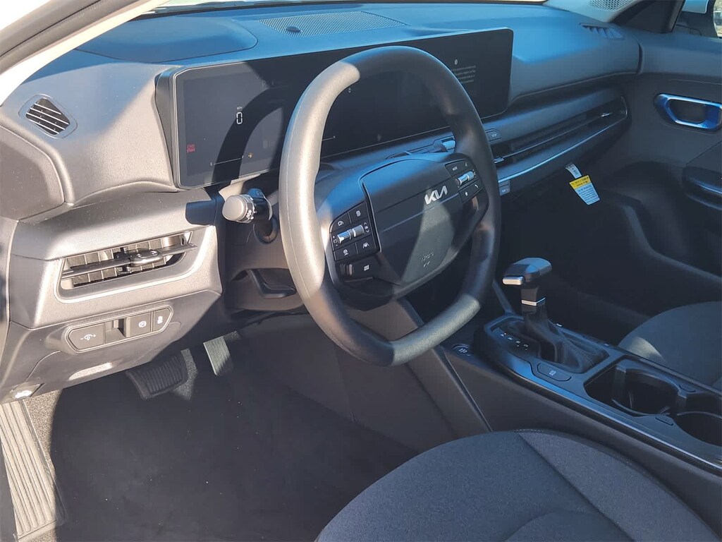 New 2025 Kia K4 LXS Sedan