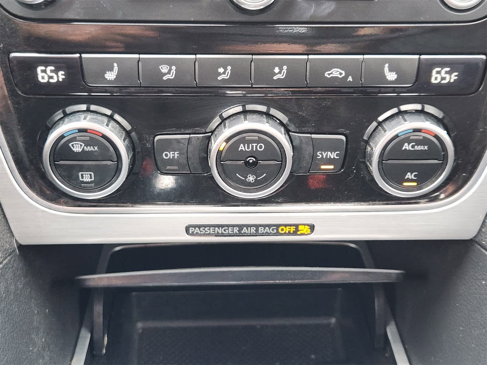 Thumbnail: 2012 Volkswagen Passat - 17