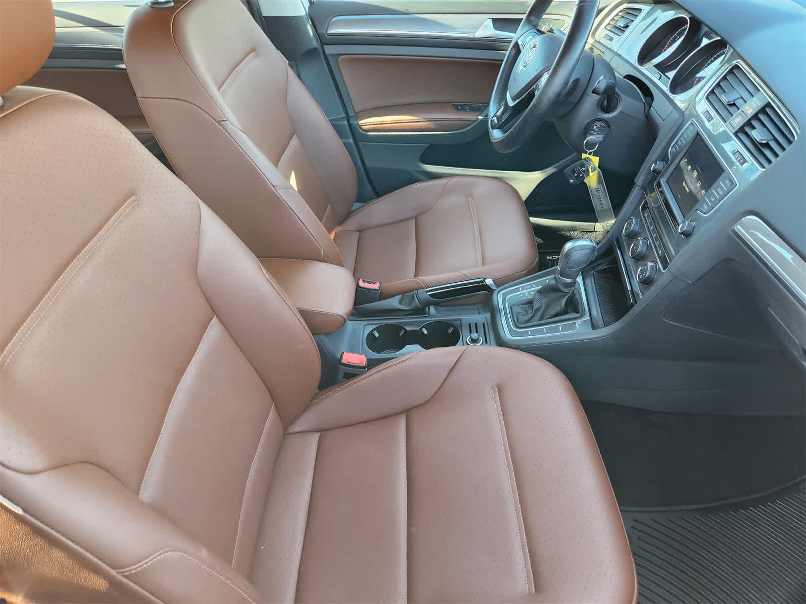 Thumbnail: 2017 Volkswagen Golf - 14