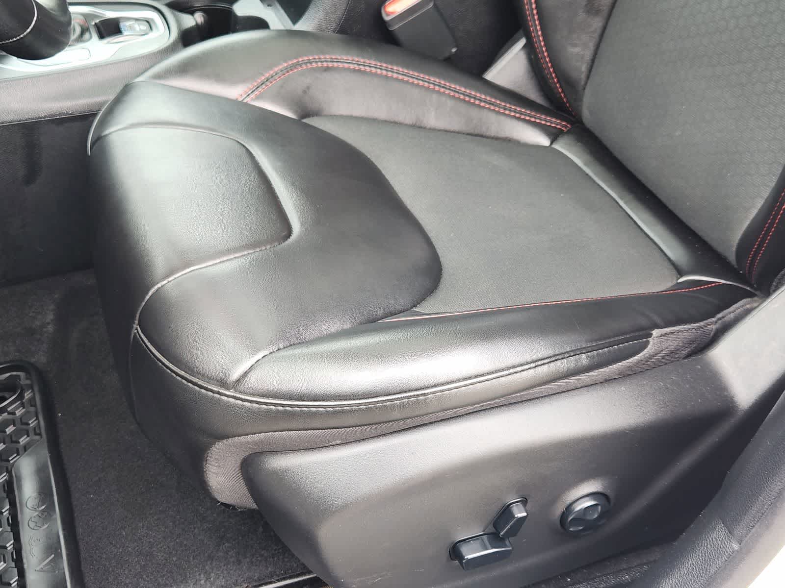 Thumbnail: 2020 Jeep Cherokee - 24