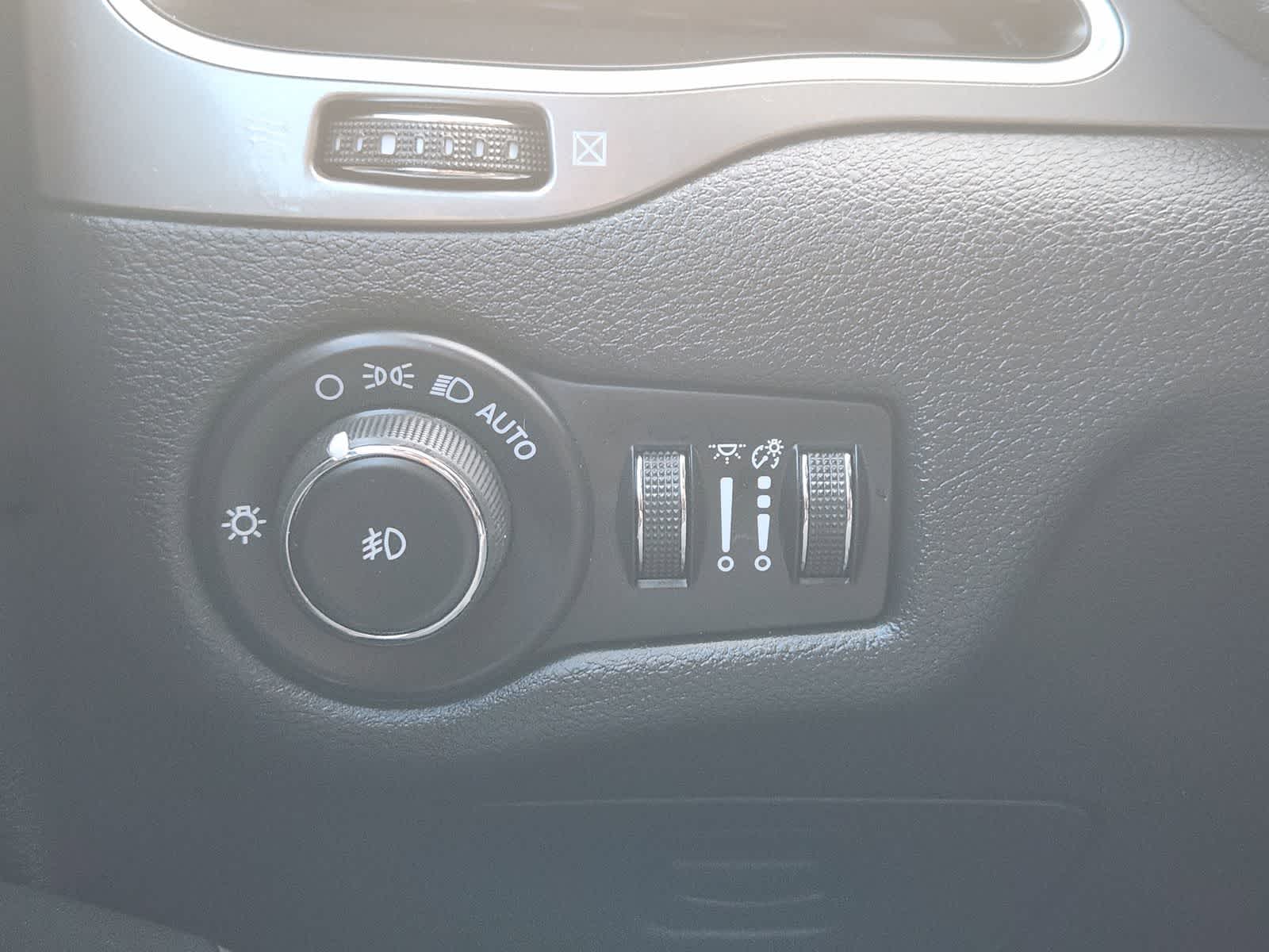 Thumbnail: 2019 Jeep Cherokee - 21