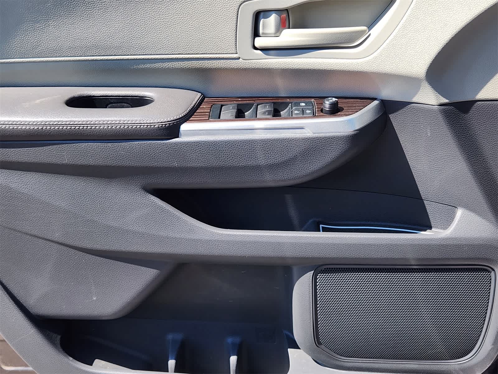 Thumbnail: 2022 Toyota Sienna - 22