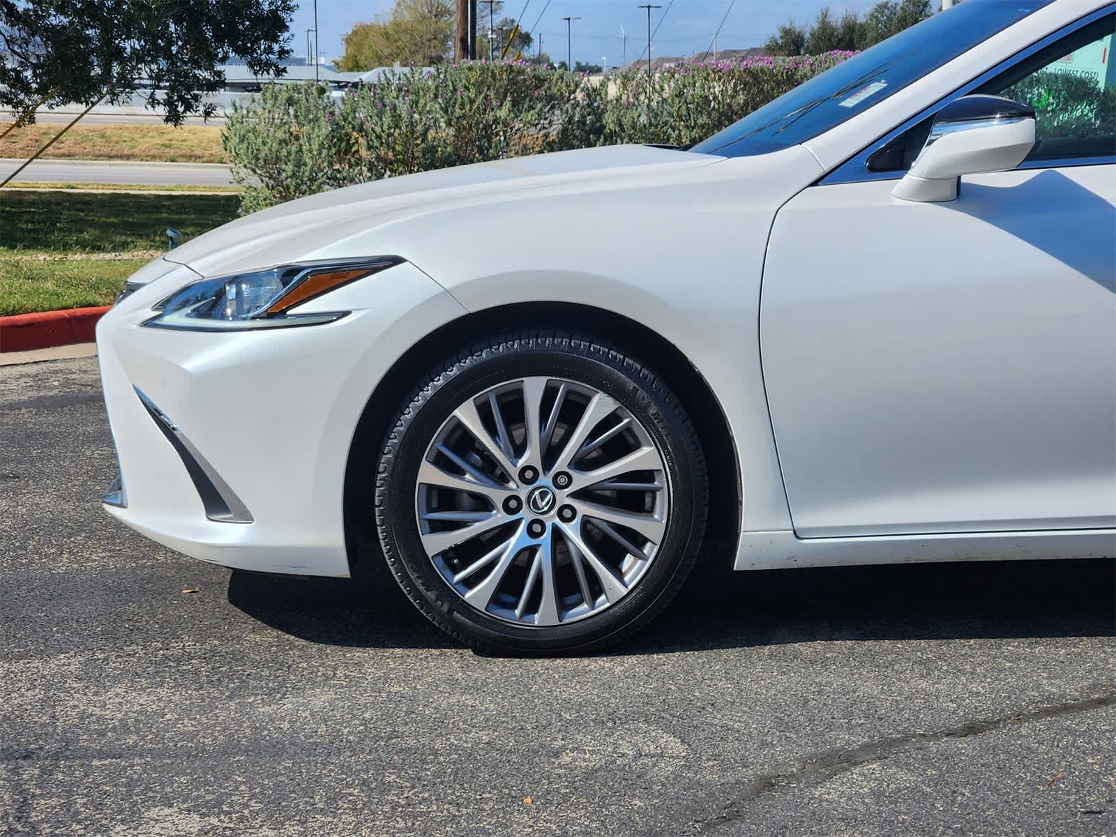 Thumbnail: 2021 Lexus ES - 8