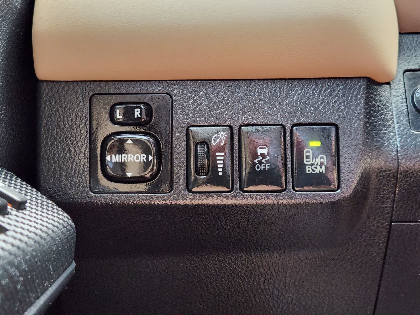 Thumbnail: 2015 Toyota RAV4 - 23