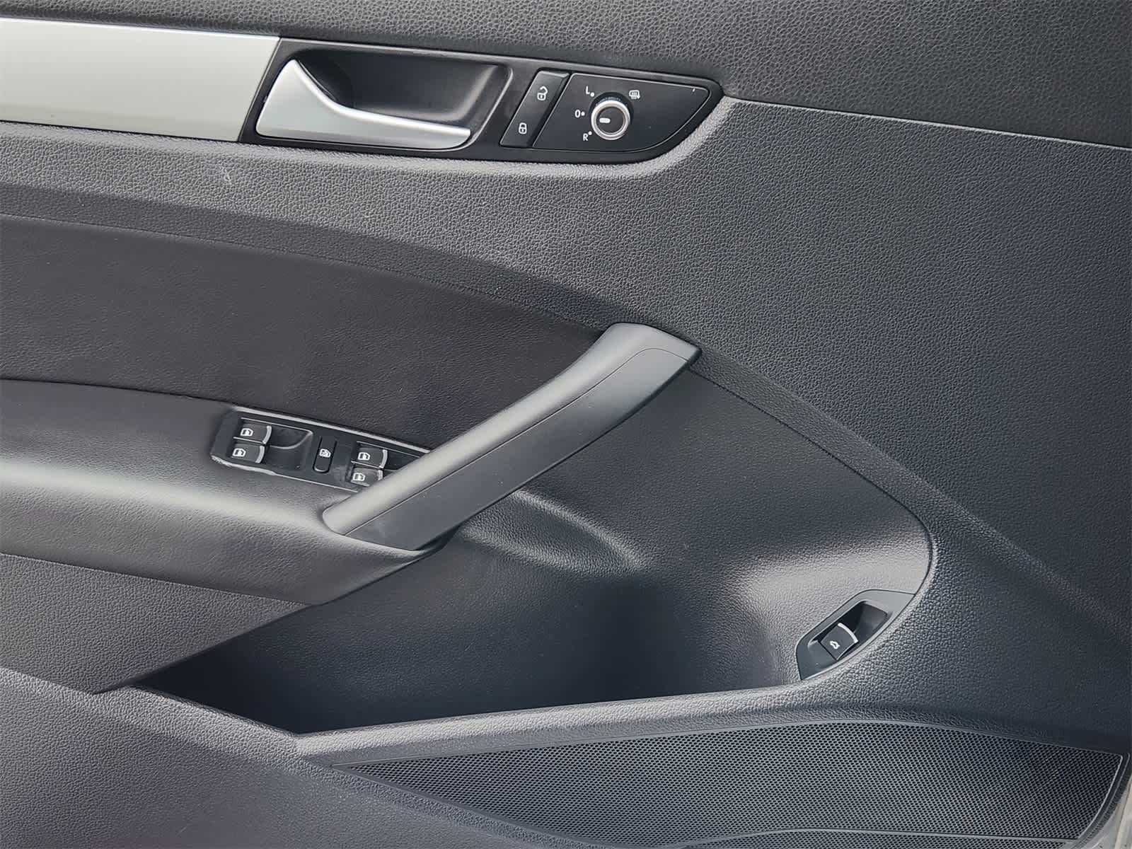 Thumbnail: 2012 Volkswagen Passat - 20