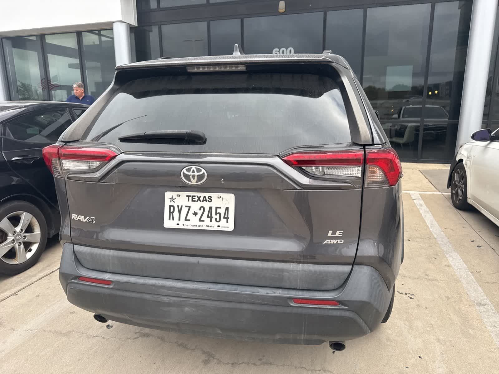2019 Toyota RAV4 LE photo 3