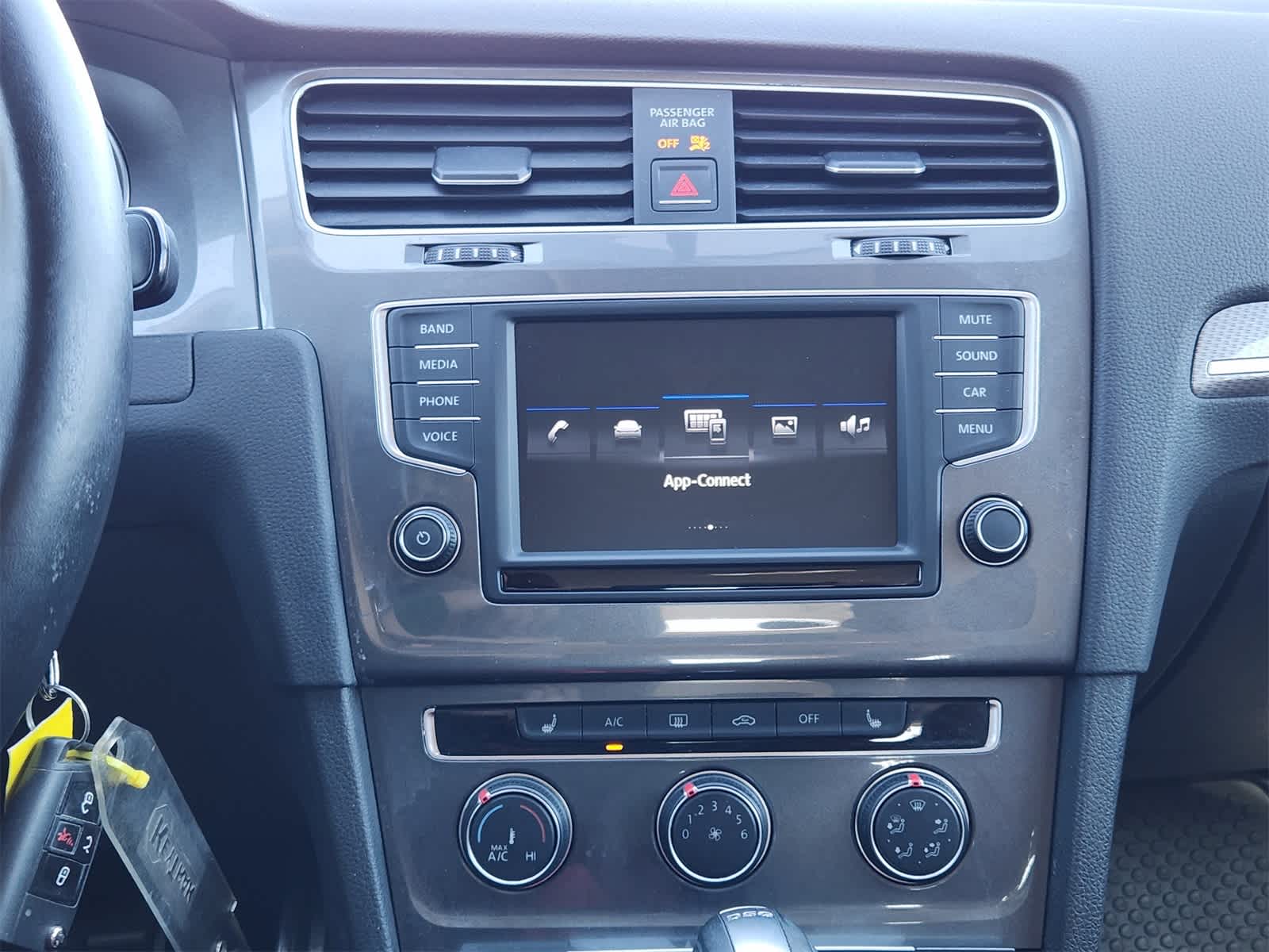 Thumbnail: 2017 Volkswagen Golf - 17