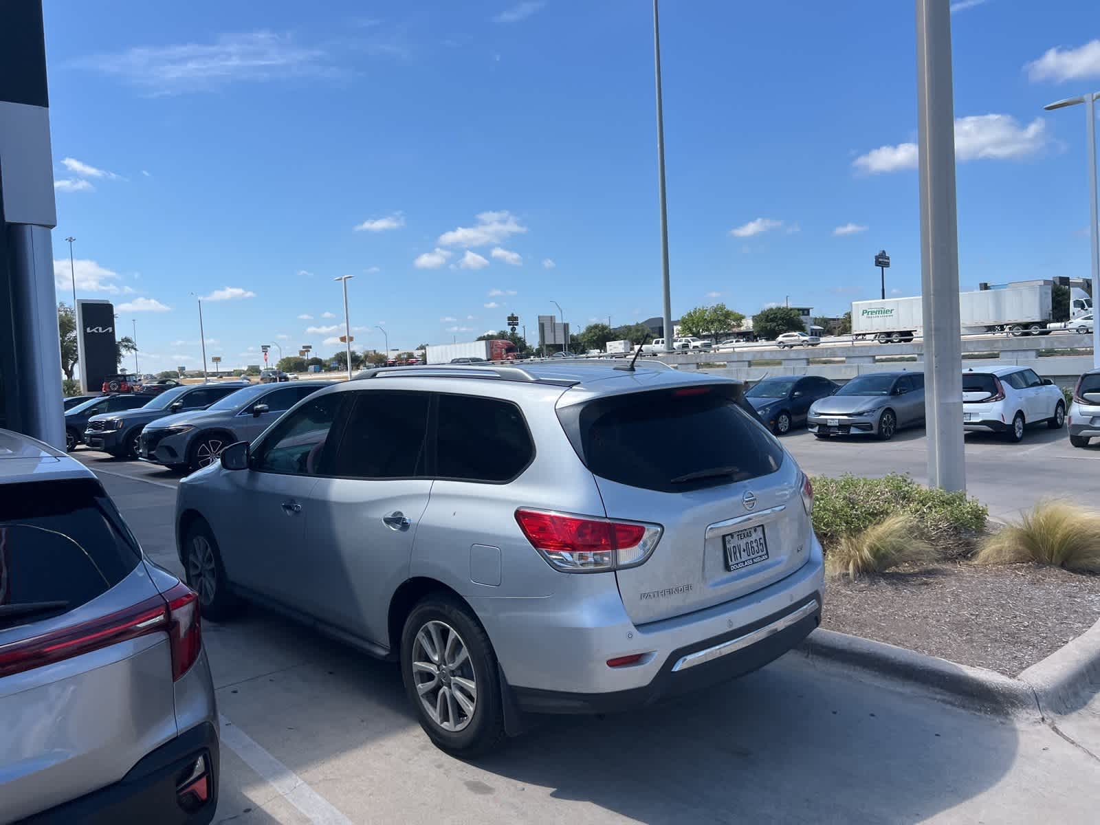 2016 Nissan Pathfinder SV photo 3