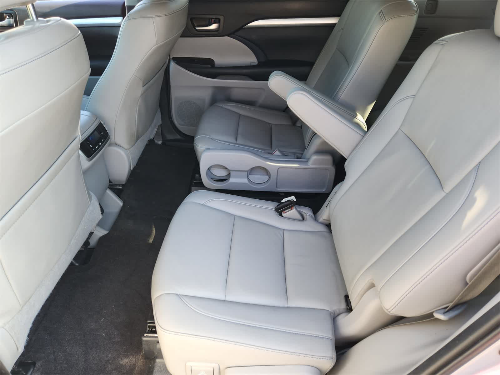 Thumbnail: 2019 Toyota Highlander - 25