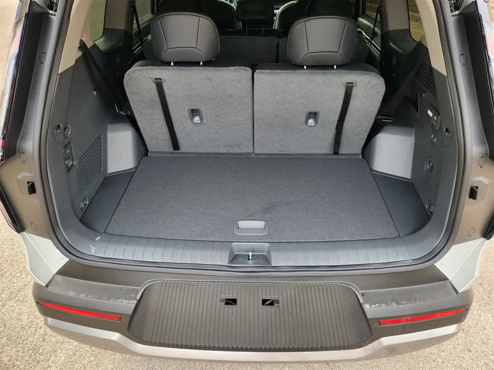 Thumbnail: 2026 Kia EV9 - 25