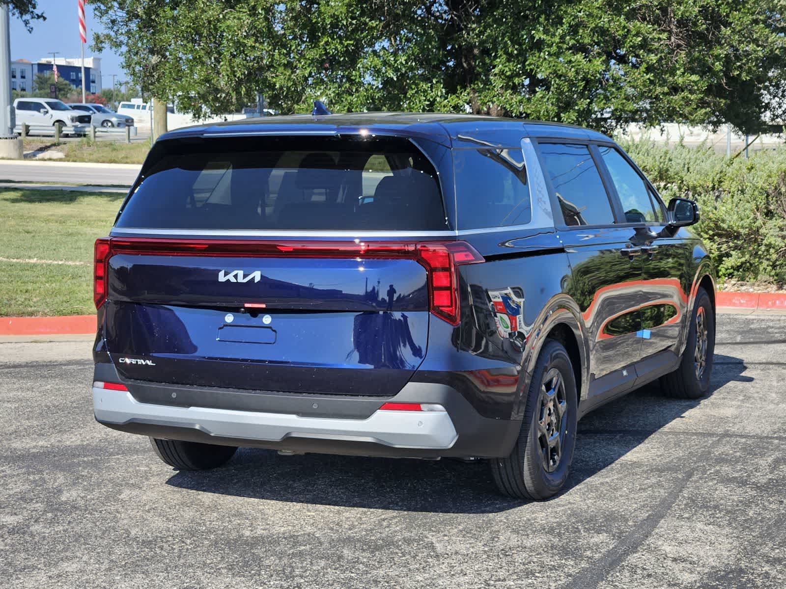 2027 Kia Carnival LXS - Photo 5