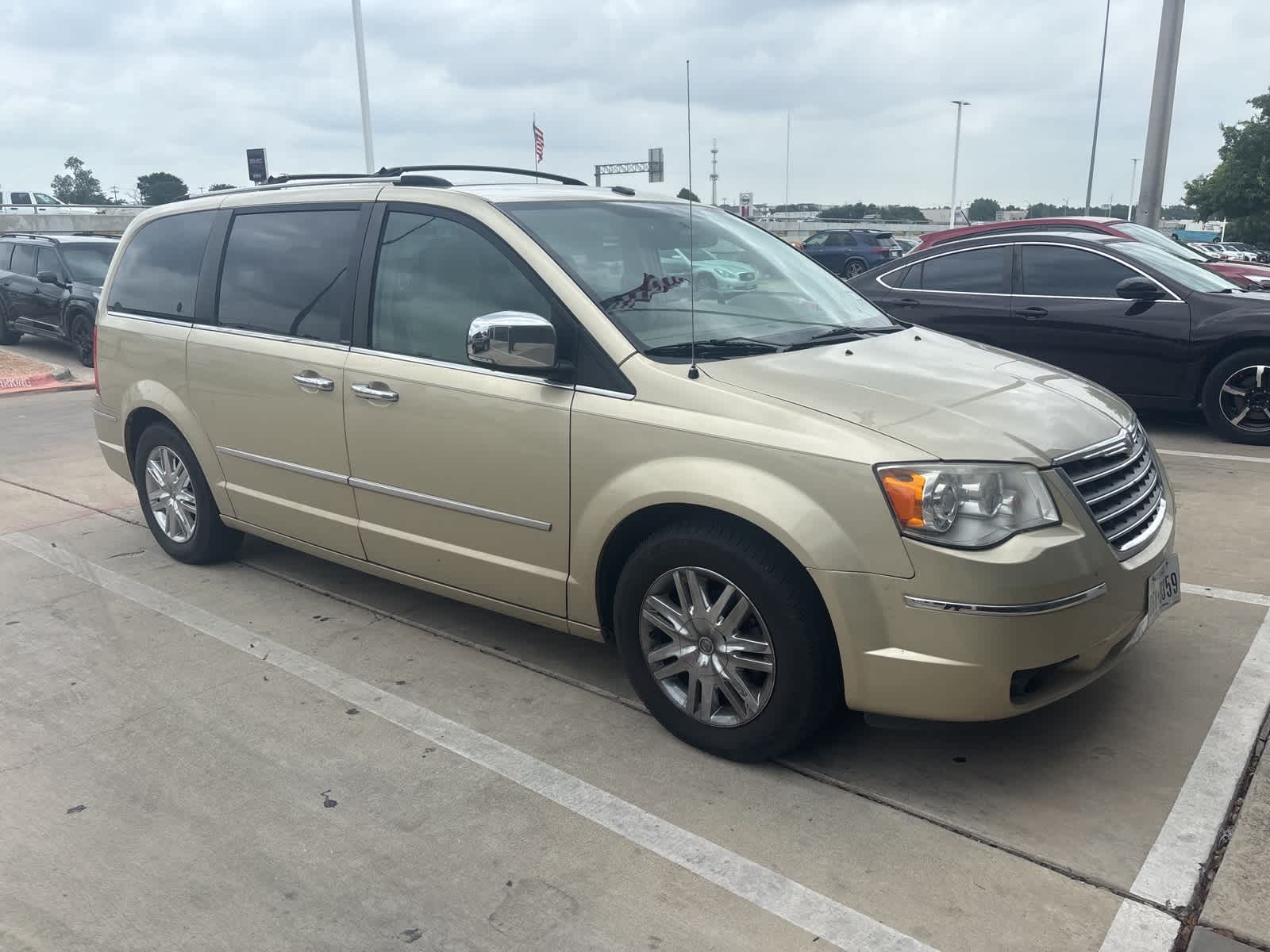 2010 Chrysler Town & Country  3
