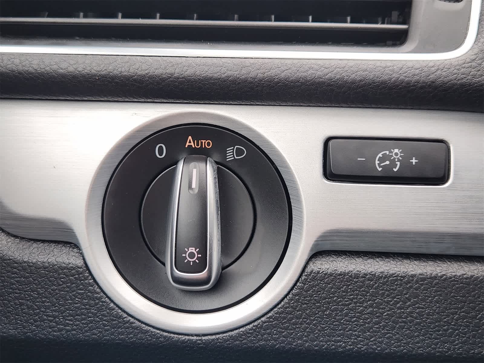 Thumbnail: 2012 Volkswagen Passat - 19