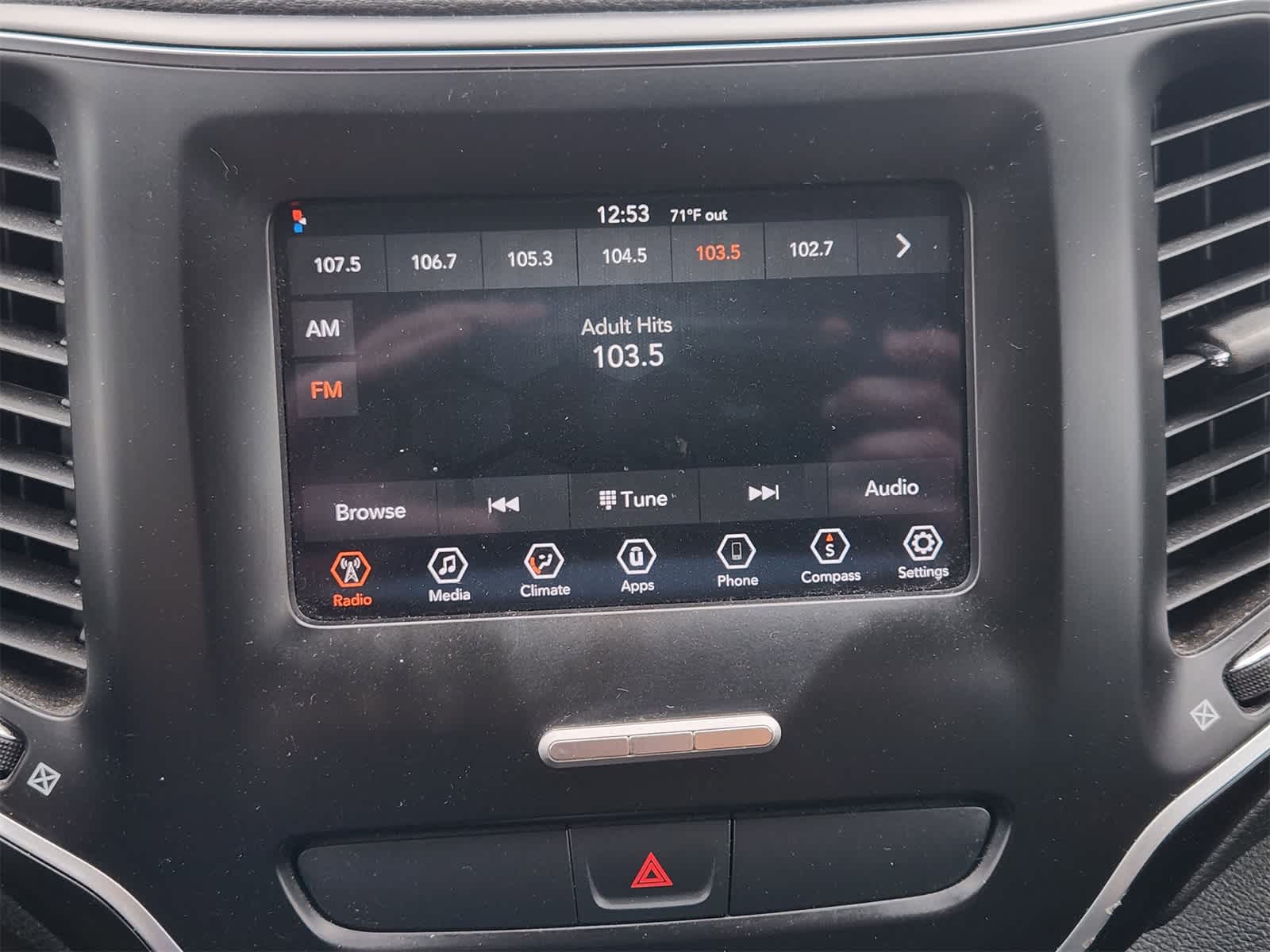 Thumbnail: 2019 Jeep Cherokee - 16