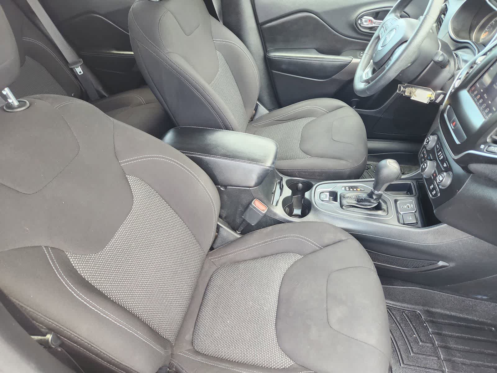 Thumbnail: 2019 Jeep Cherokee - 12