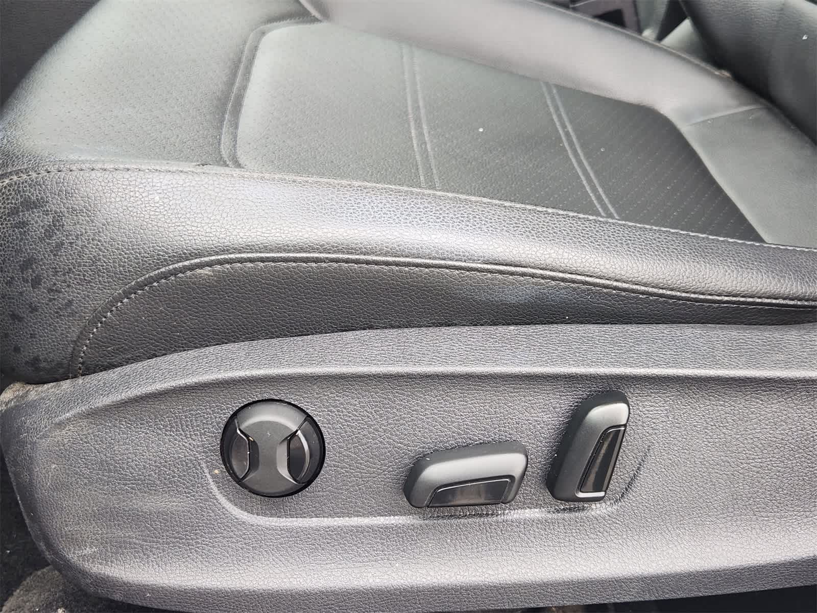 Thumbnail: 2012 Volkswagen Passat - 21