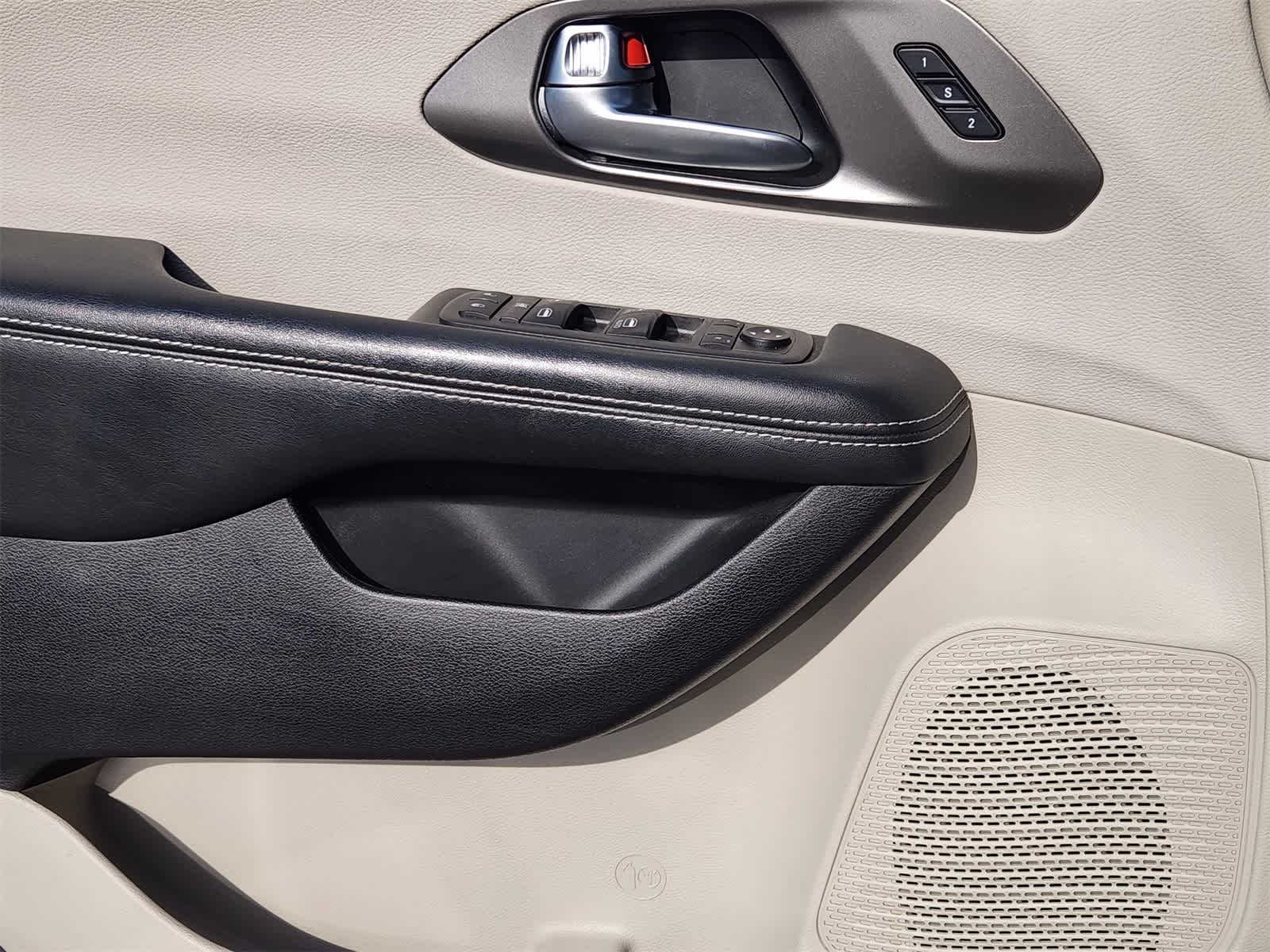 Thumbnail: 2021 Chrysler Pacifica - 22