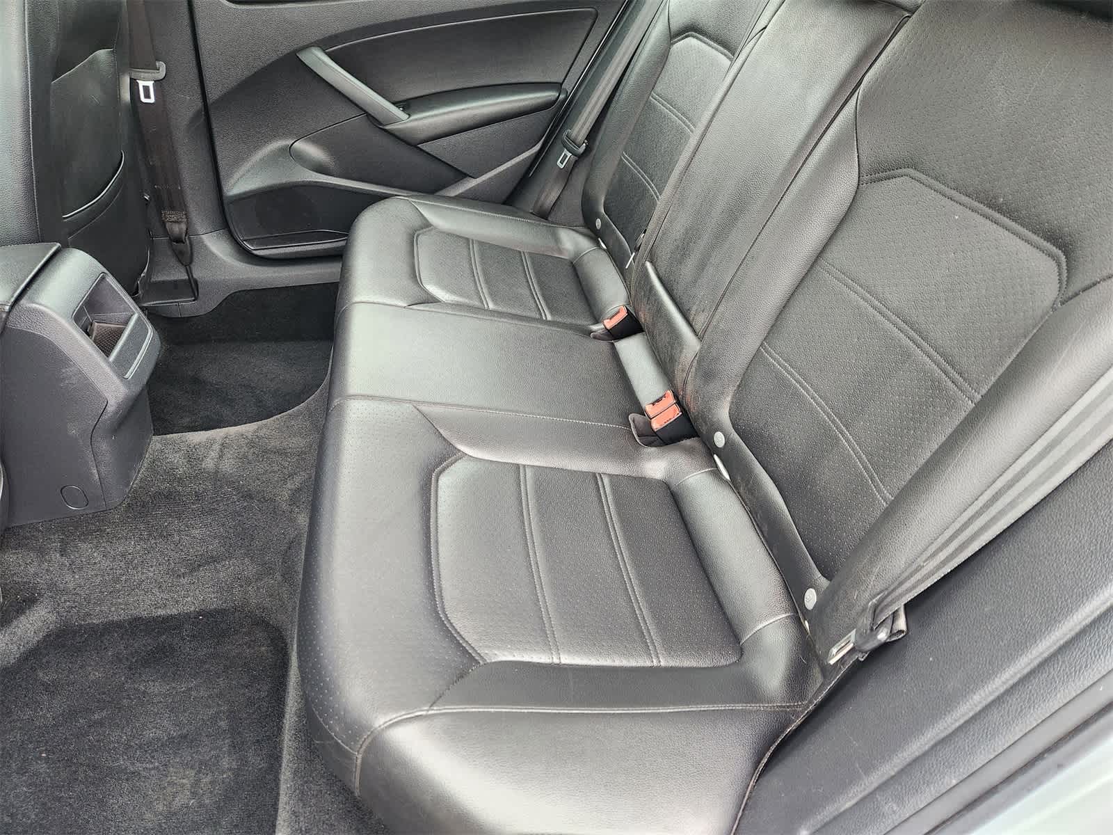 Thumbnail: 2012 Volkswagen Passat - 27