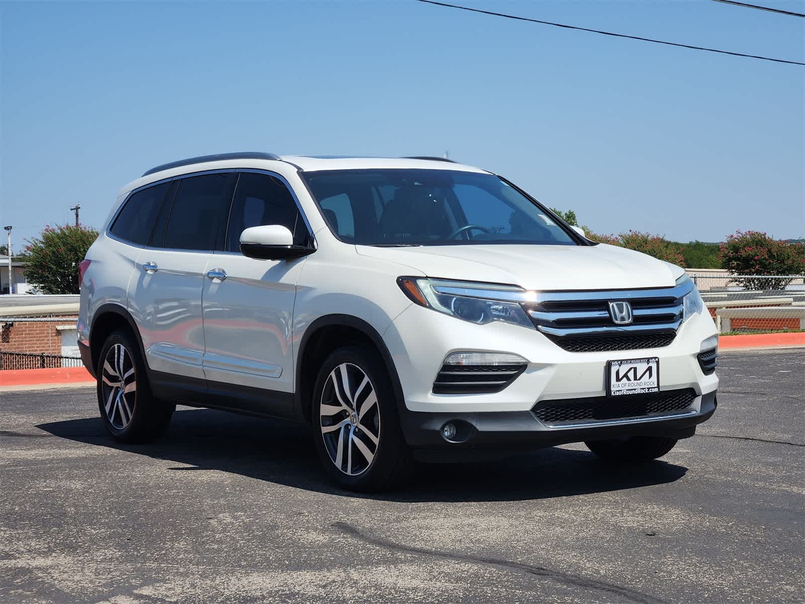 2017 Honda Pilot Elite photo 2