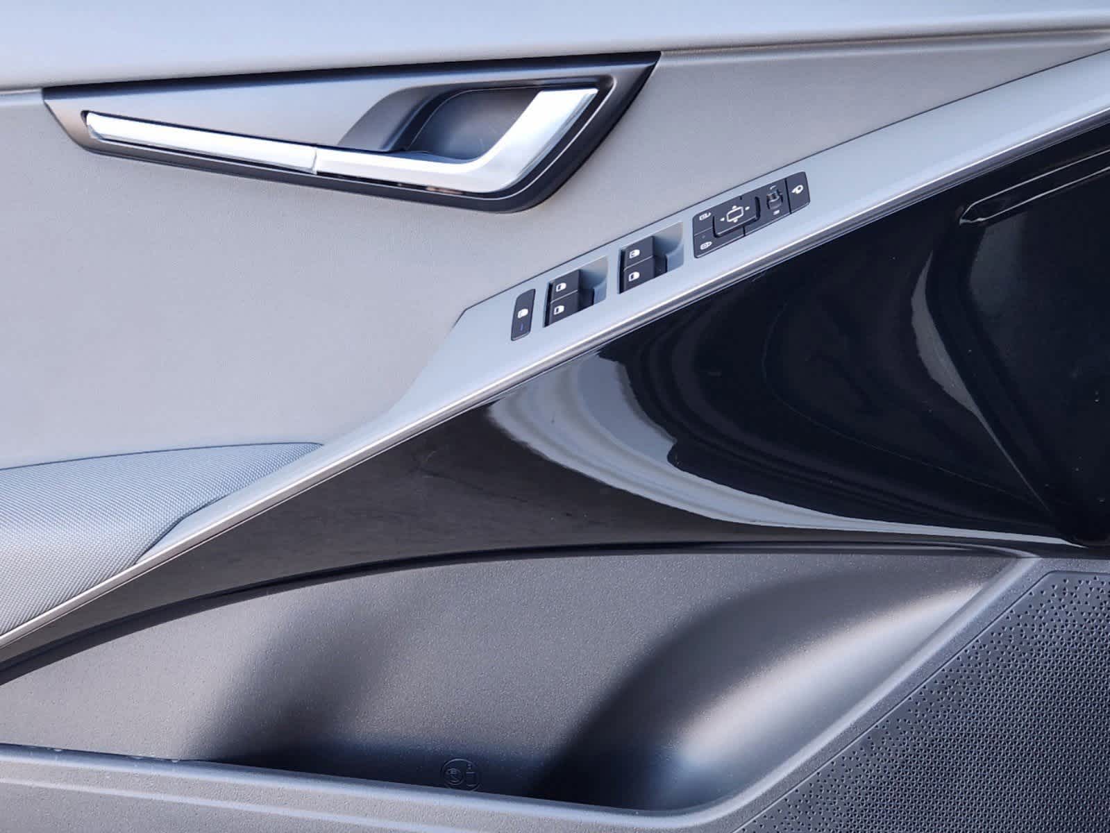 Thumbnail: 2025 Kia Niro - 18