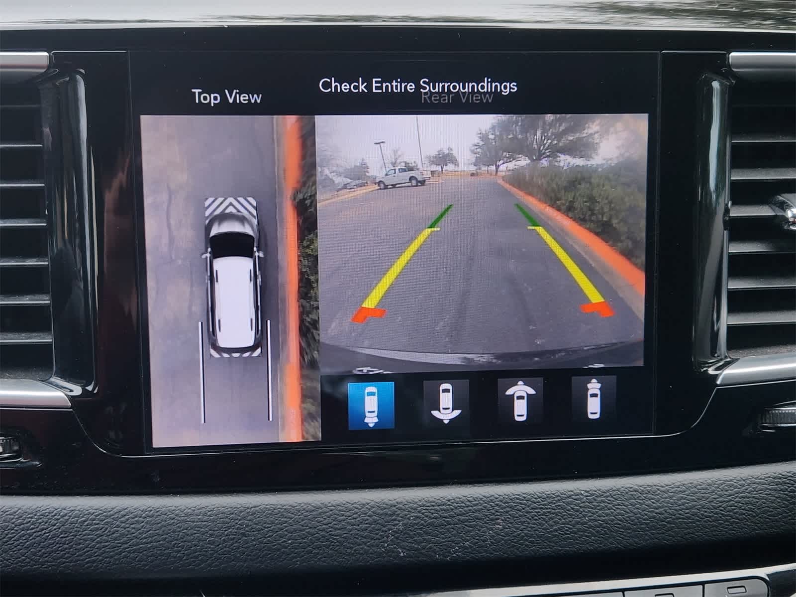 Thumbnail: 2018 Chrysler Pacifica - 17