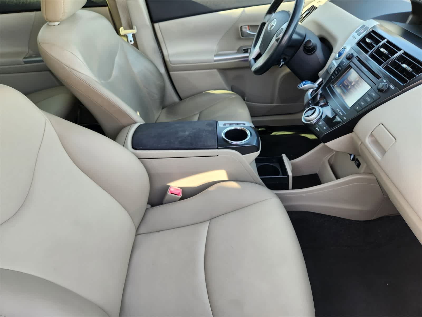 Thumbnail: 2014 Toyota Prius v - 14