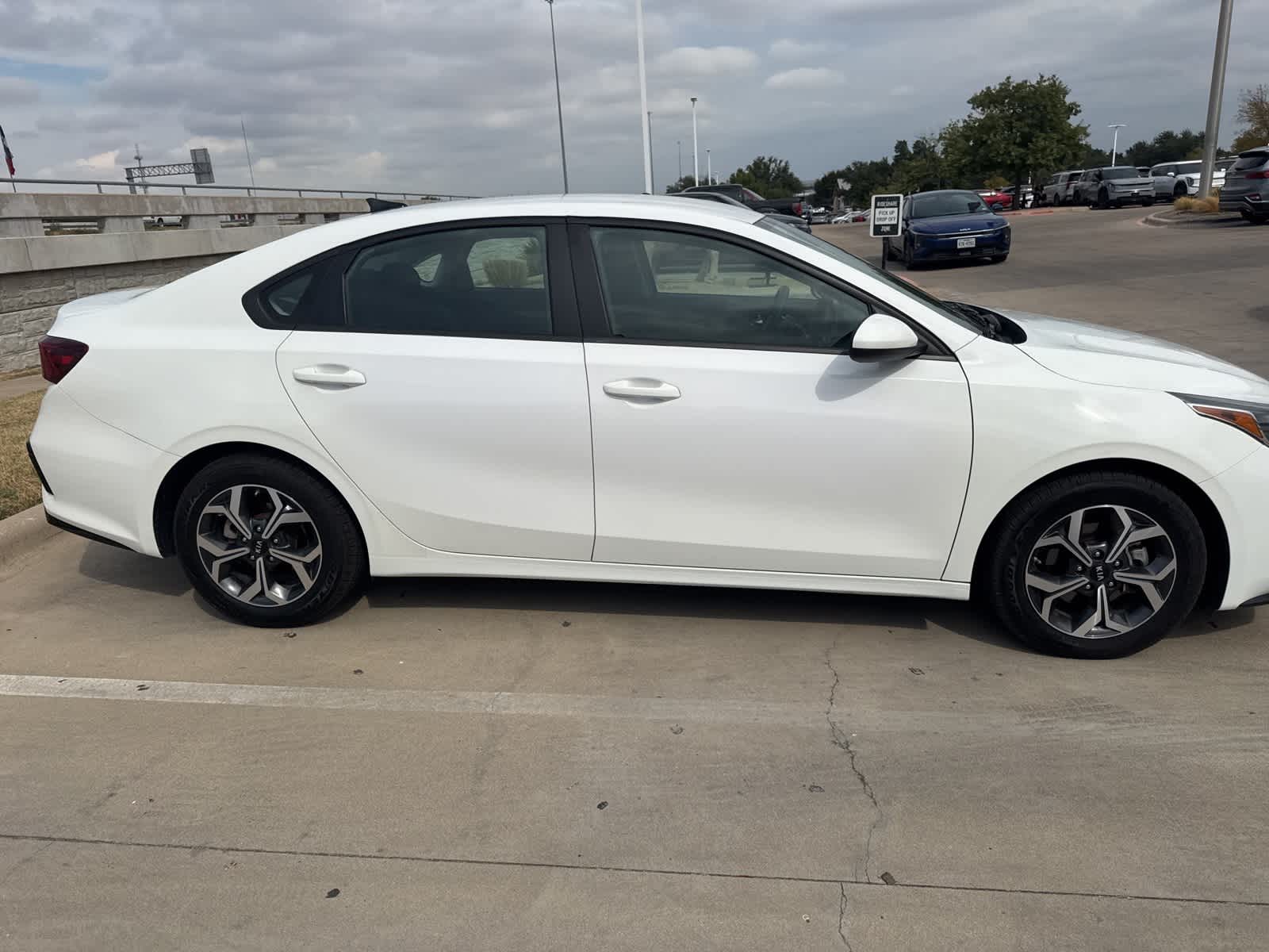 Thumbnail: 2019 Kia Forte - 8