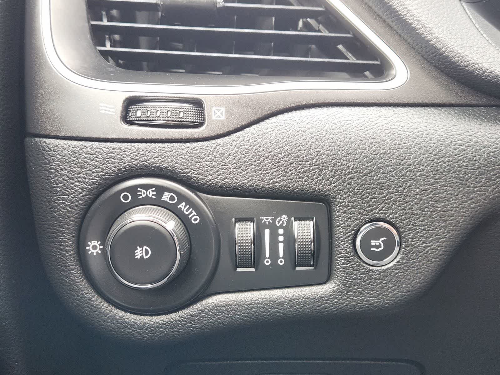 Thumbnail: 2020 Jeep Cherokee - 22